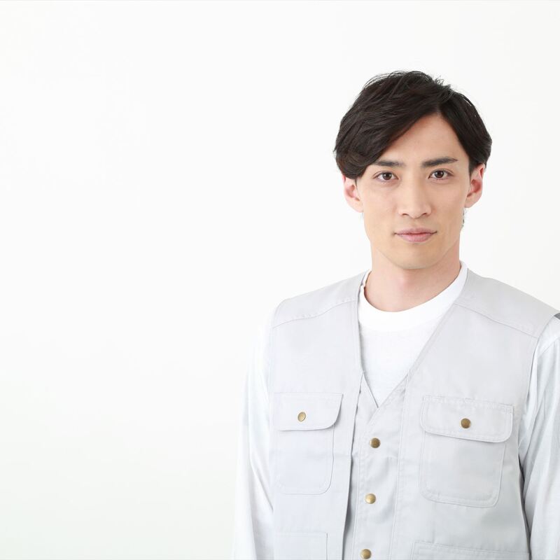 カメラを見つめる職人